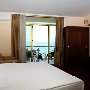 Hotel Corner, Batoemi